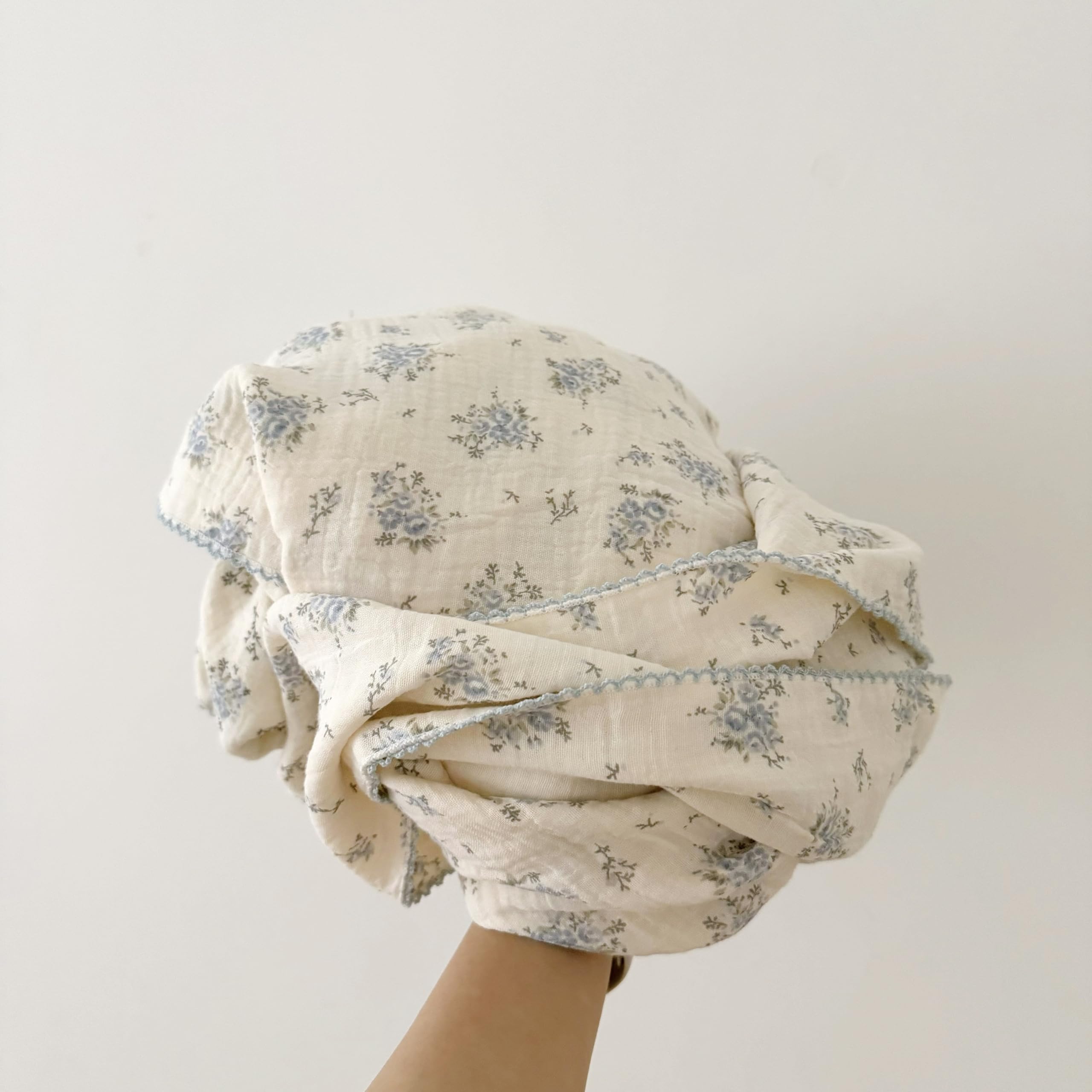BuLuTu reversible floral pattern offers two looks for quick styling.