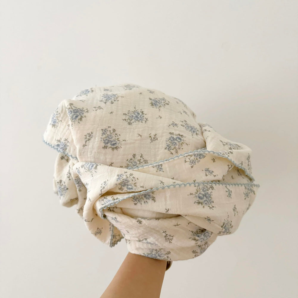 BuLuTu reversible floral pattern offers two looks for quick styling.