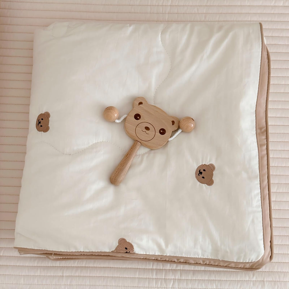 BuLuTu lightweight breathable quilt ideal for summer nights and quick wardrobe swaps.