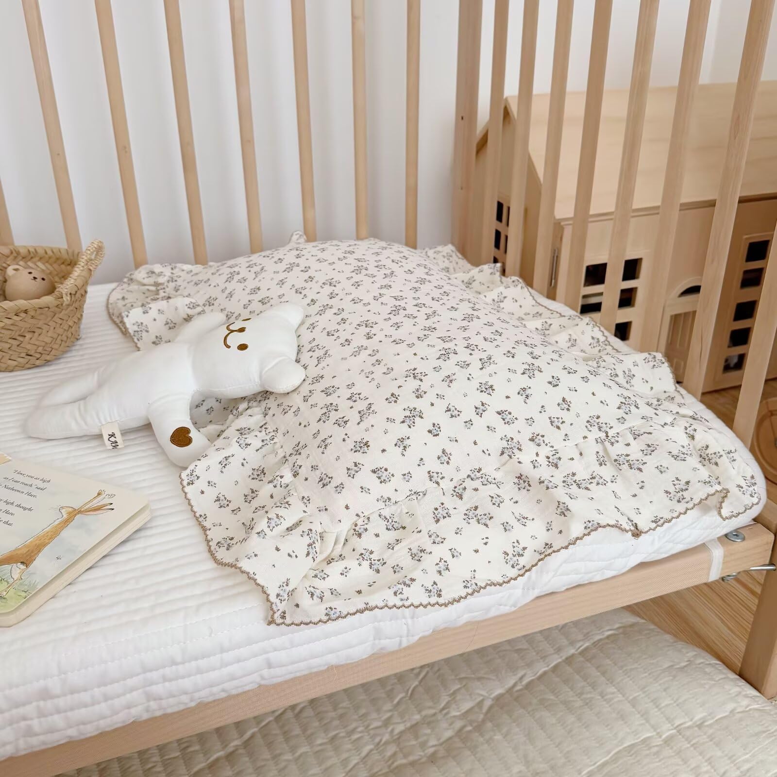 Bulutu standard 20x26 size close-up demonstrating snug bed pillow fit