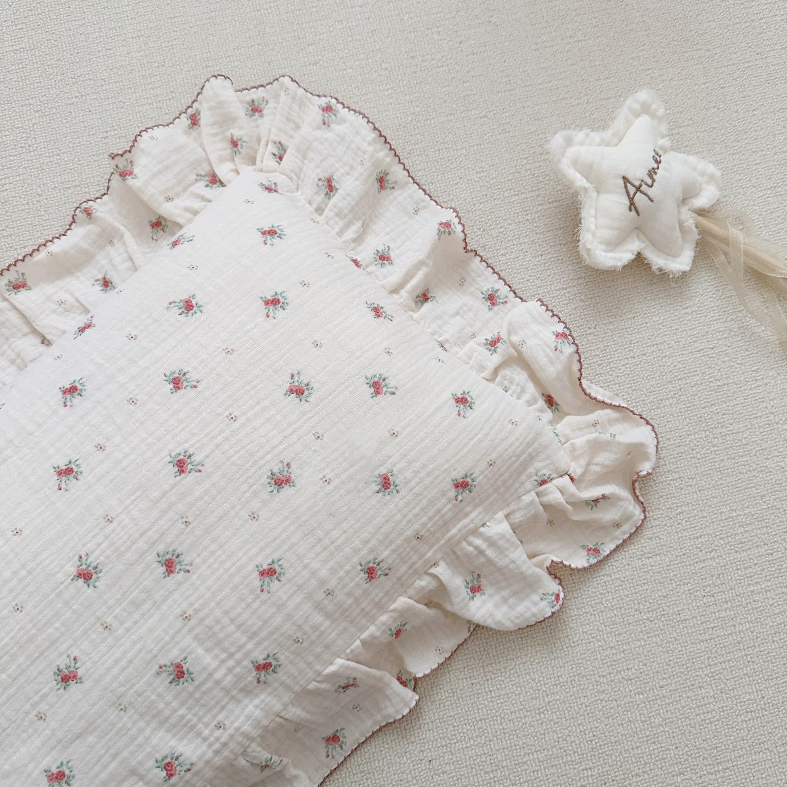 BuLuTu travel-friendly pillowcase fits standard pillows for on-the-go naps.