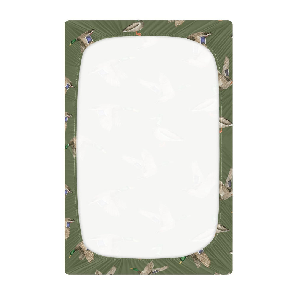 Caihoyu soft breathable material crib sheet keeps baby comfortable during sleep and play.