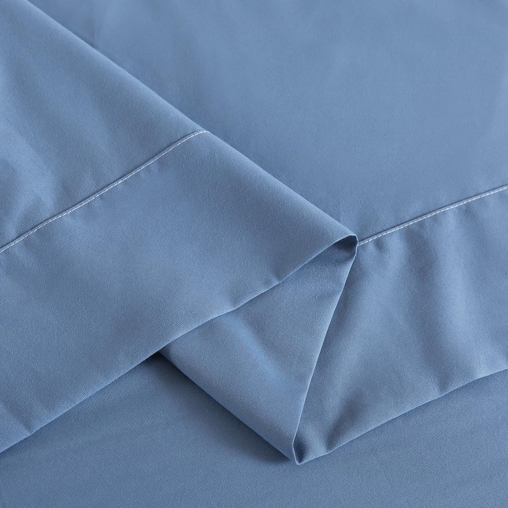 Caressma bed-in-a-bag packaging presents a gift-ready toddler bedding set.