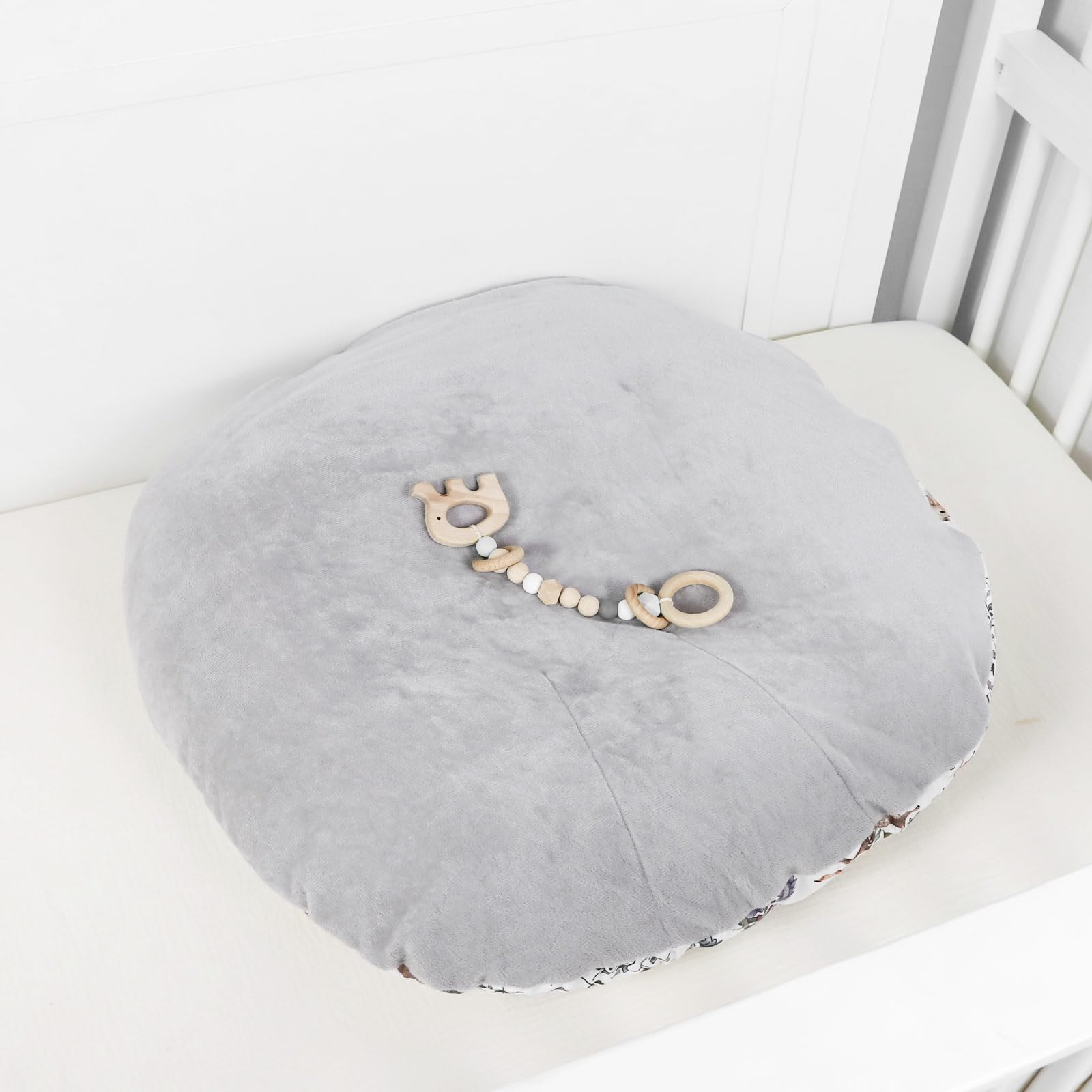 CARUILI cover hugs baby's sensitive skin with soft polyester and plush fabric.