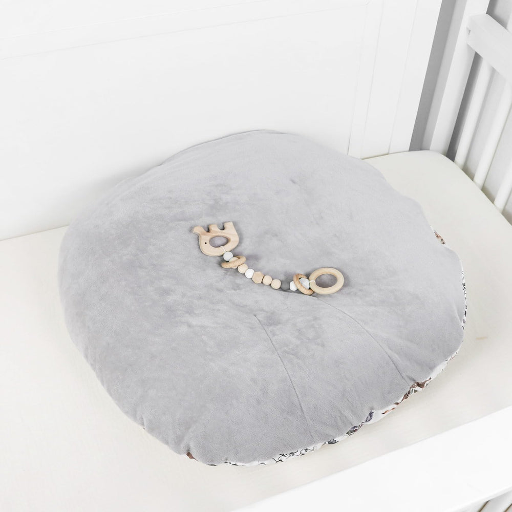 CARUILI cover hugs baby's sensitive skin with soft polyester and plush fabric.