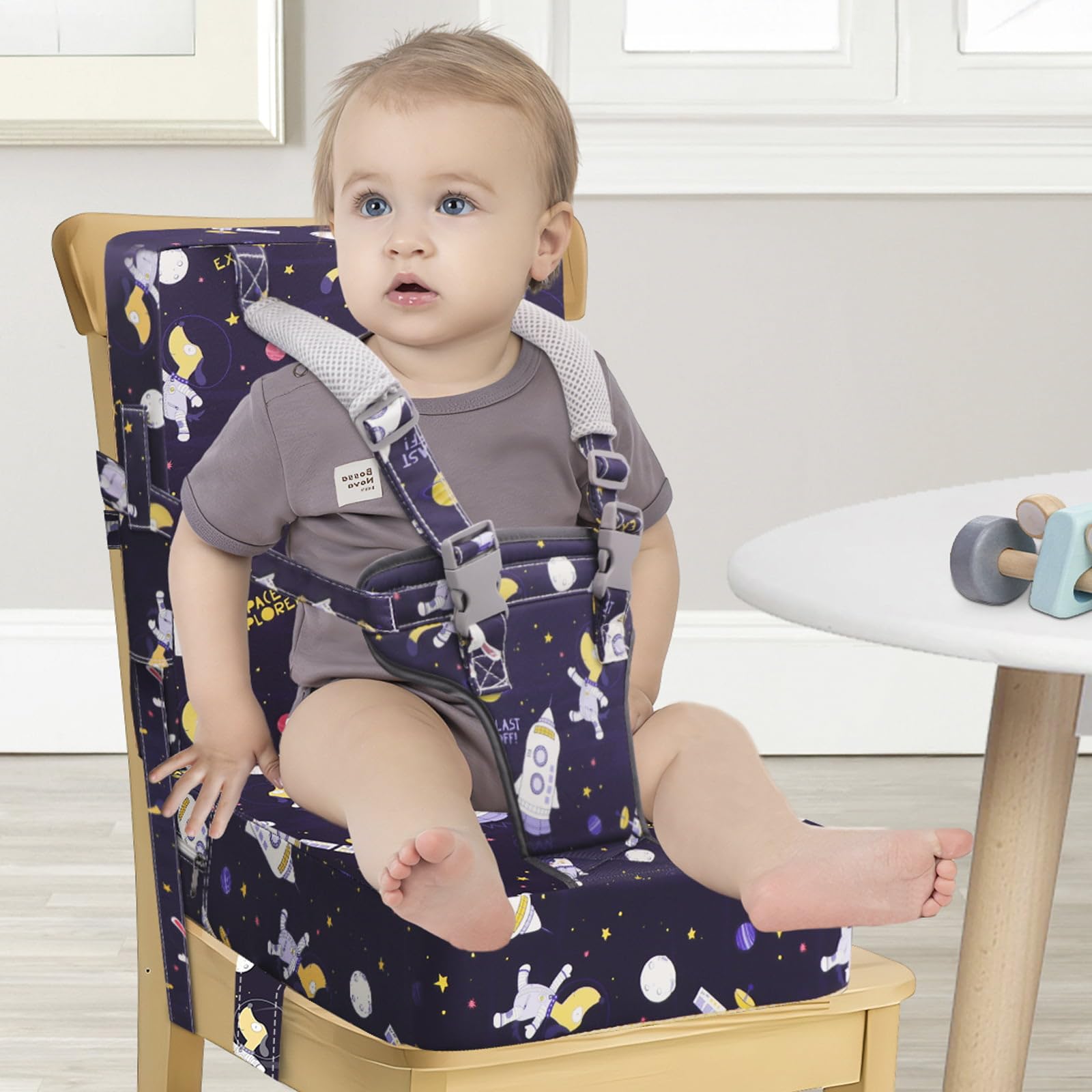 CAVWVTYU booster seat detachable cover enables easy machine washing.