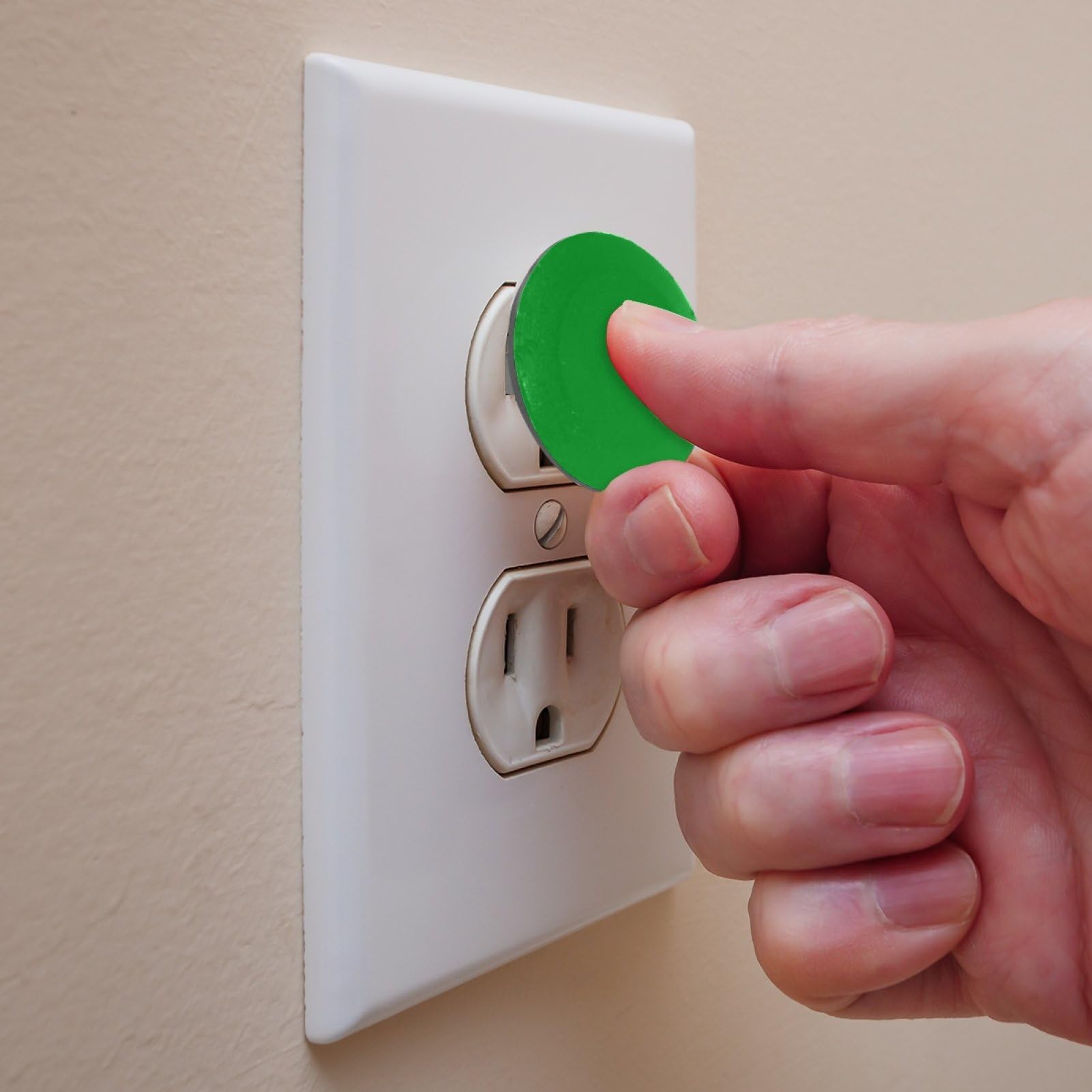 CDGIRUOWUNV universal-fit US outlets, showing 2-prong and 3-prong compatibility.