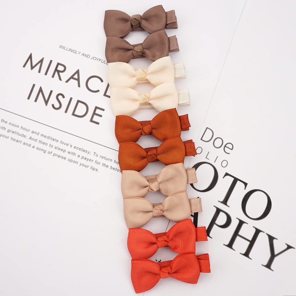 Cellot 2-inch baby bow clip boosts cute styles without snagging hair.
