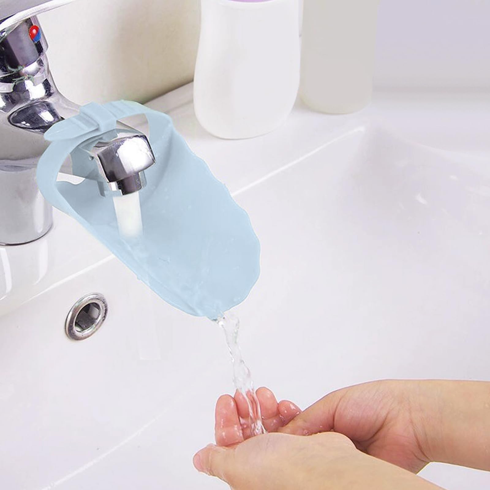 CHEOTIME arched groove directs water to small hands, reducing splashes