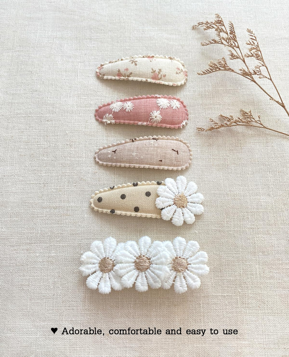 Cherssy neutral-tone clip complements many outfits.