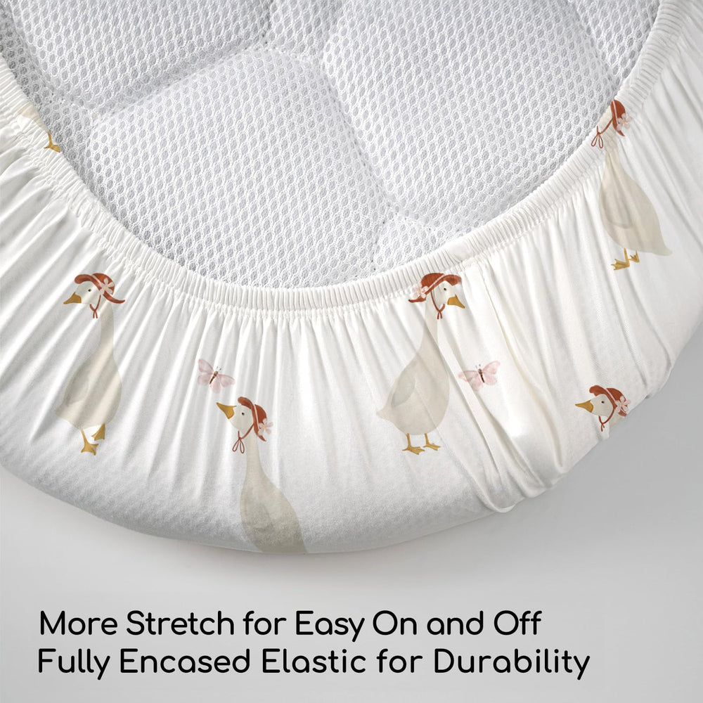 Civarua Kids easy-care bassinet sheet resists shrinking, fading, and pilling.