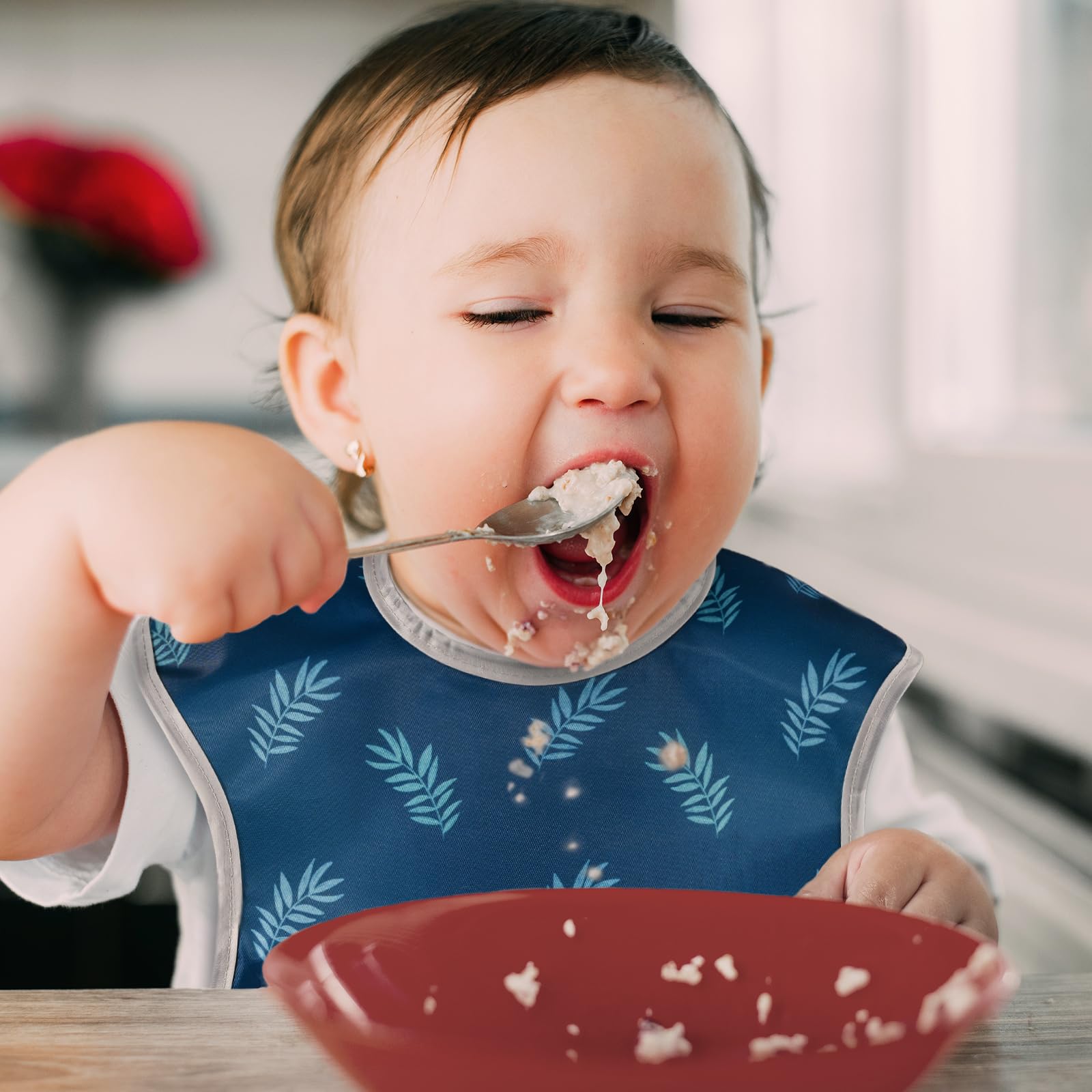 Civarua Kids waterproof fabric bib keeps clothes dry during self-feeding sessions
