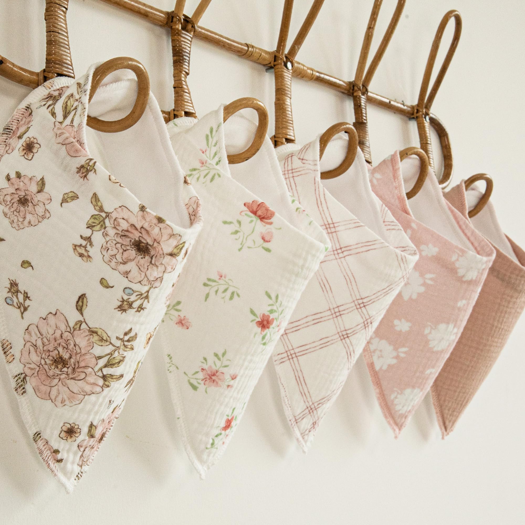 CIVARUA KIDS bib multipurpose for cleaning and teething messes.