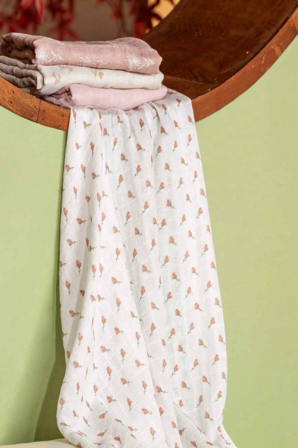 Civarua Kids muslin swaddle blankets close-up texture, soft and skin-friendly fabric.