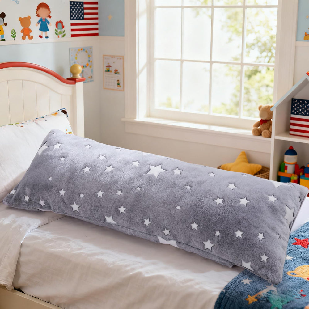 Cloele gift-ready star pillow cover for birthdays and holidays.