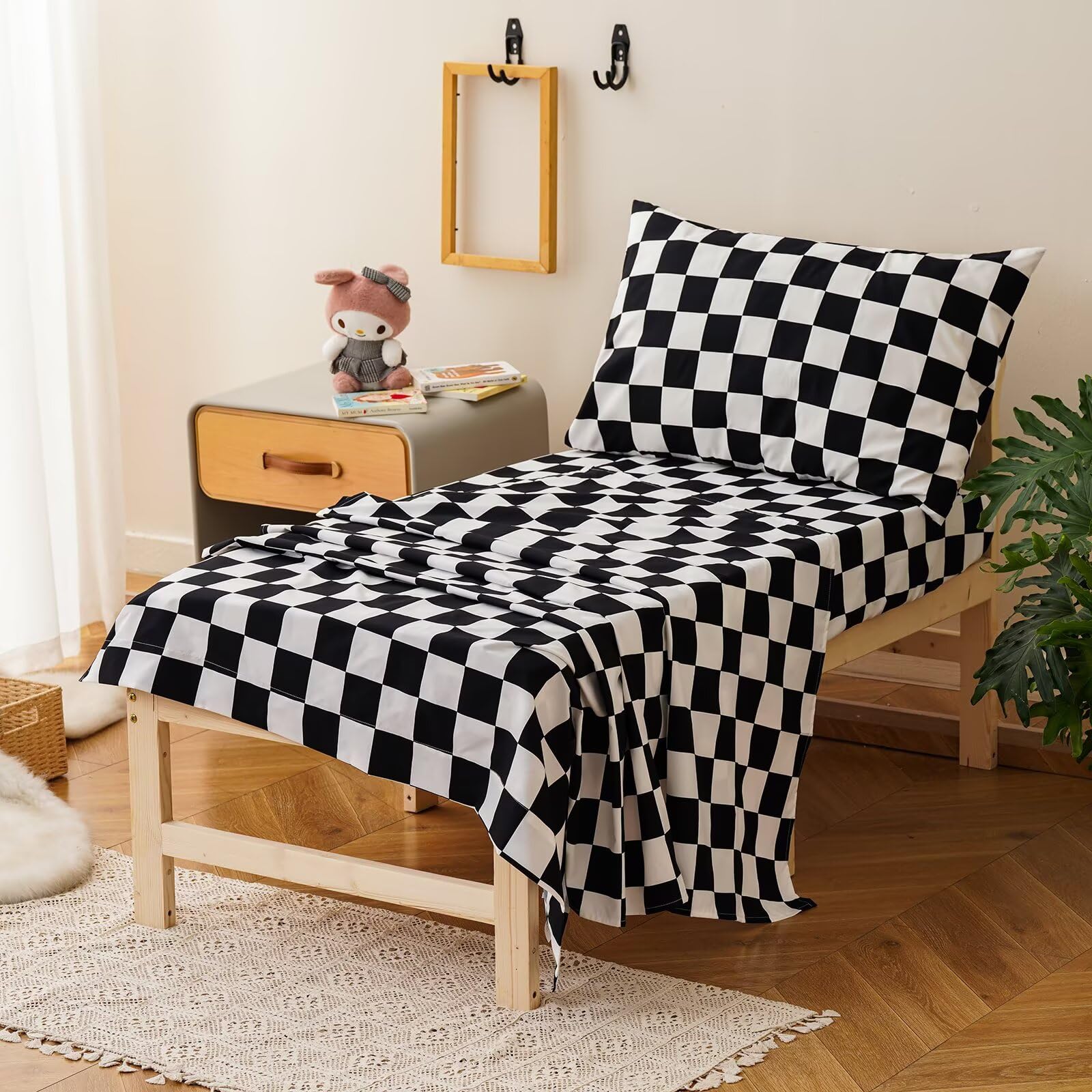 CLOTHKNOW plaid toddler fitted sheet stays securely on the bed.