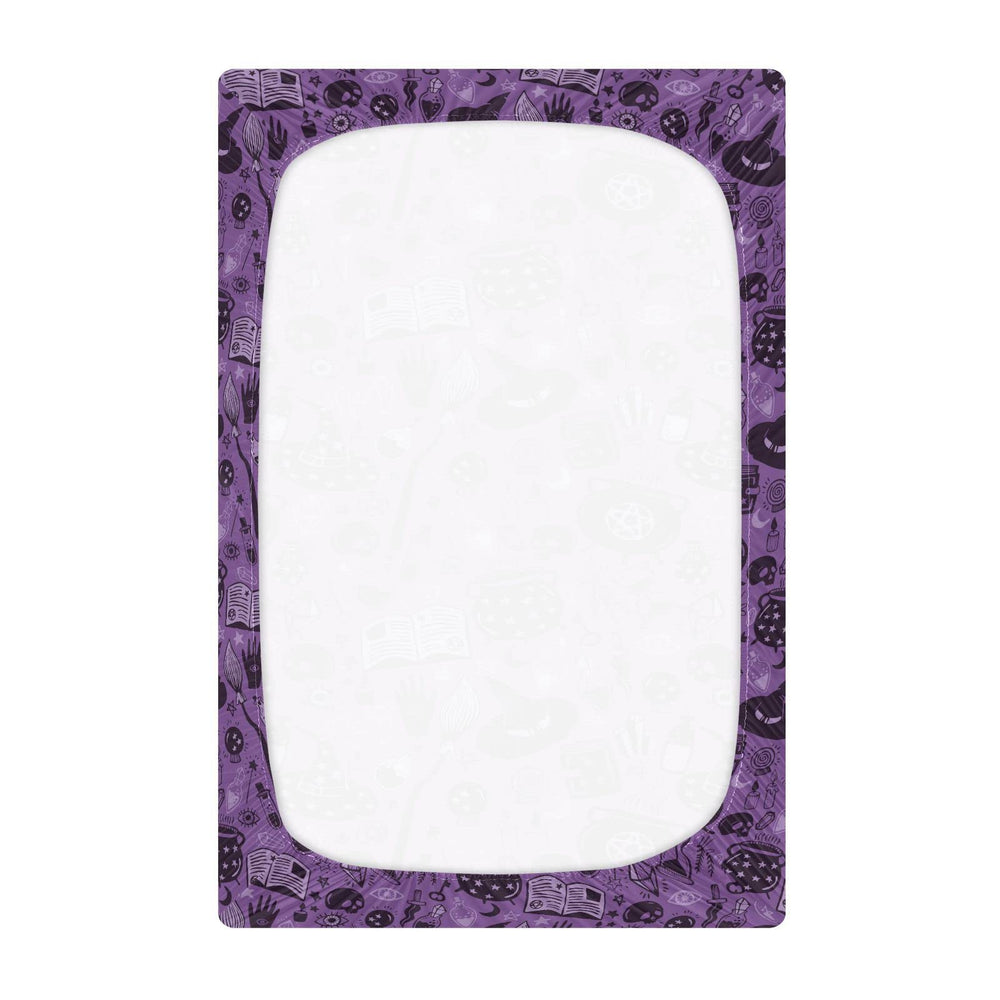 Coikll crib sheet demonstrates an elastic-band fit that stays in place.