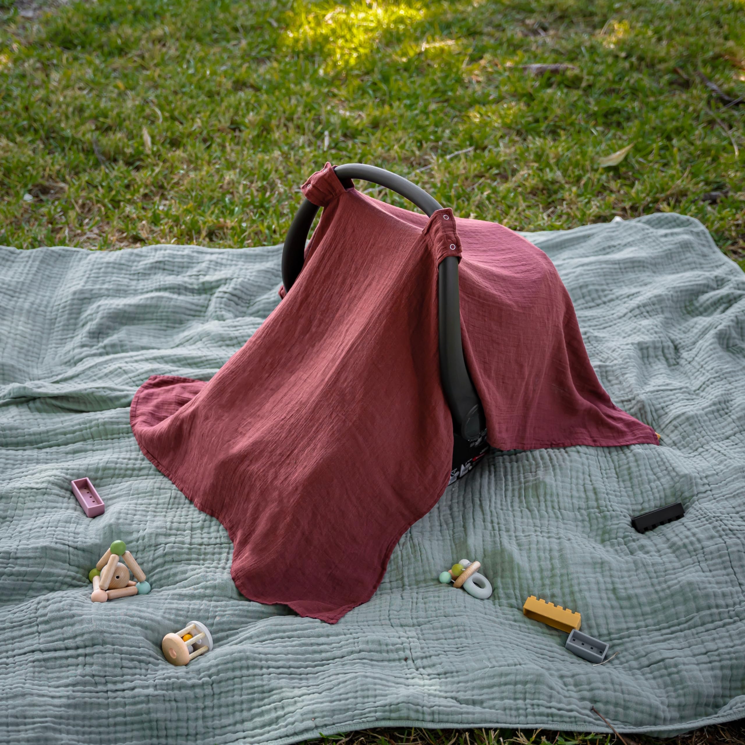 Comfy Cubs breathable fabric detail ideal for warm days and on-the-go travel.