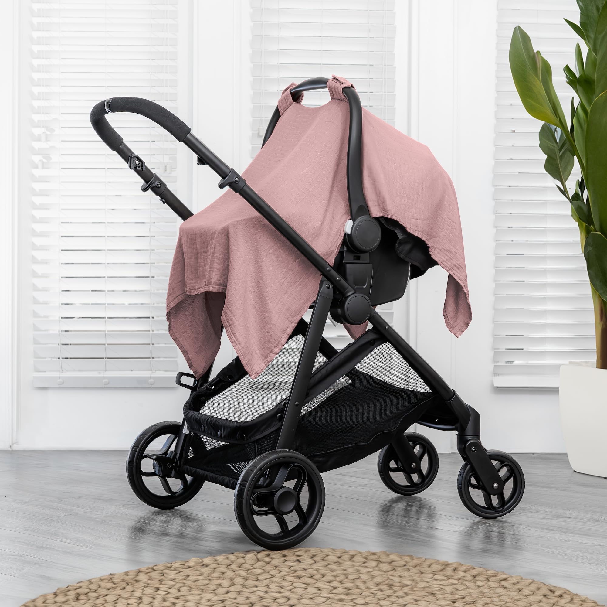 Comfy Cubs cover features a secure snap closure for a snug fit.