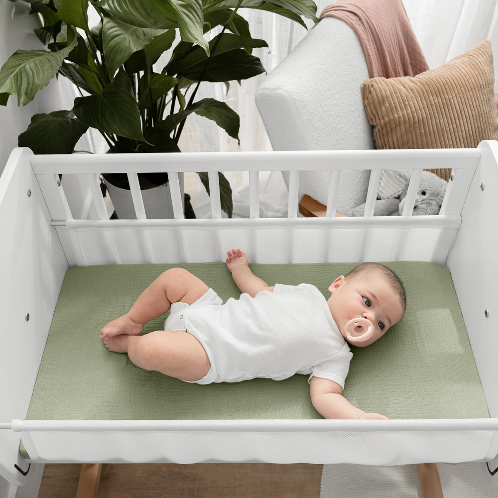 Close-up of secure elastic edge on Comfy Cubs bassinet sheet.