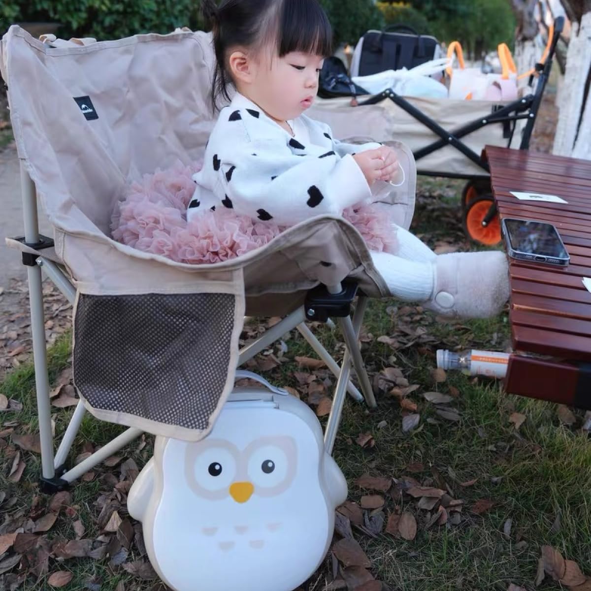 CoocooBaby crown-design seat adds a playful touch for kids.