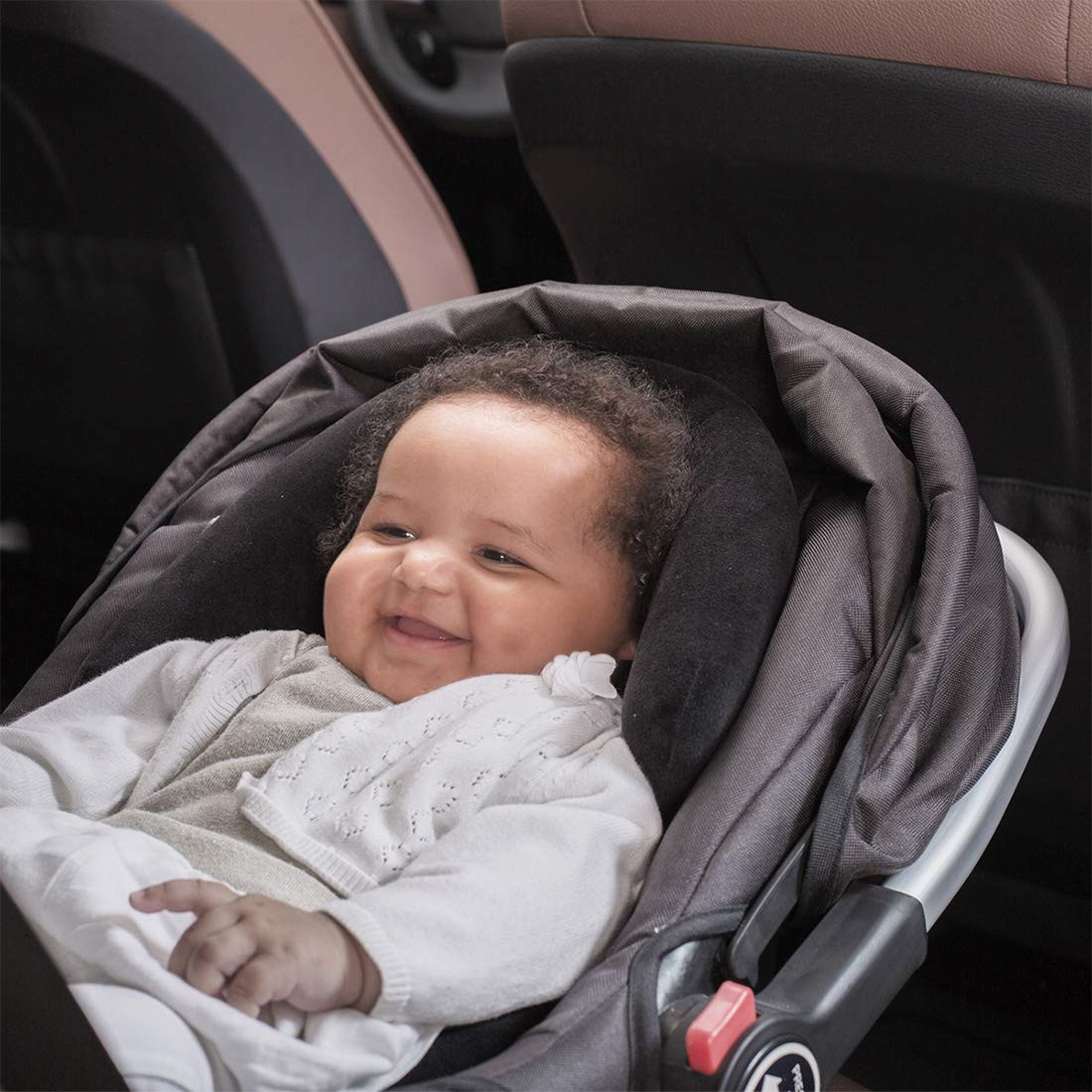 COOLBEBE keeps strollers and car seats neat and organized on outings.