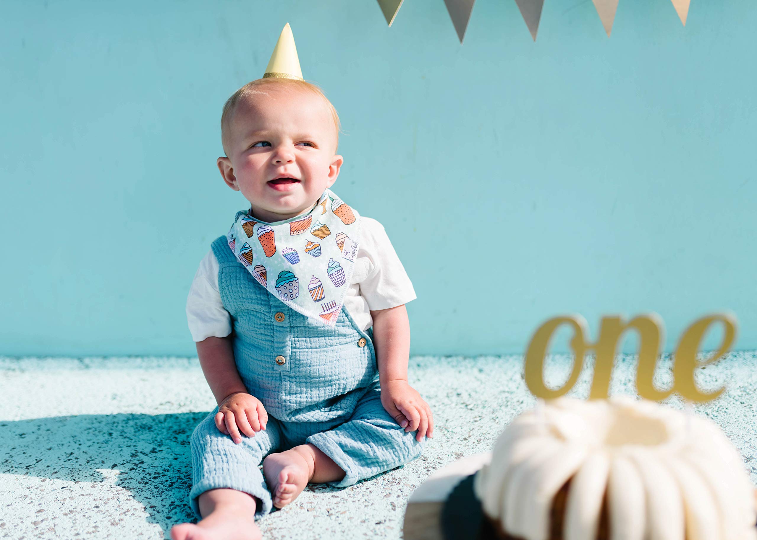 Copper Pearl Confetti bib with water-resistant fleece lining boosts absorbency.