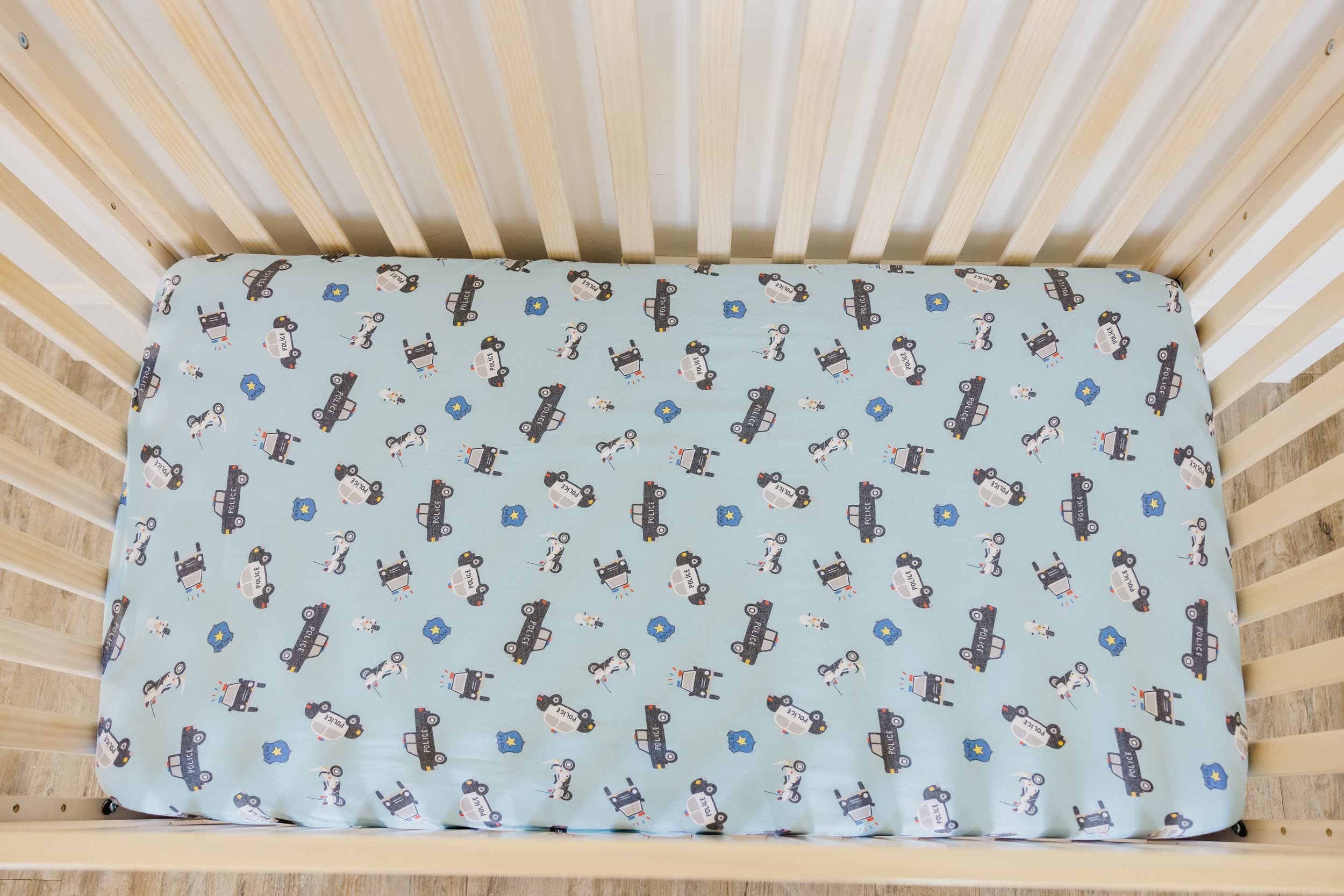 Durable Leo crib sheet that stays soft and vibrant after washes.