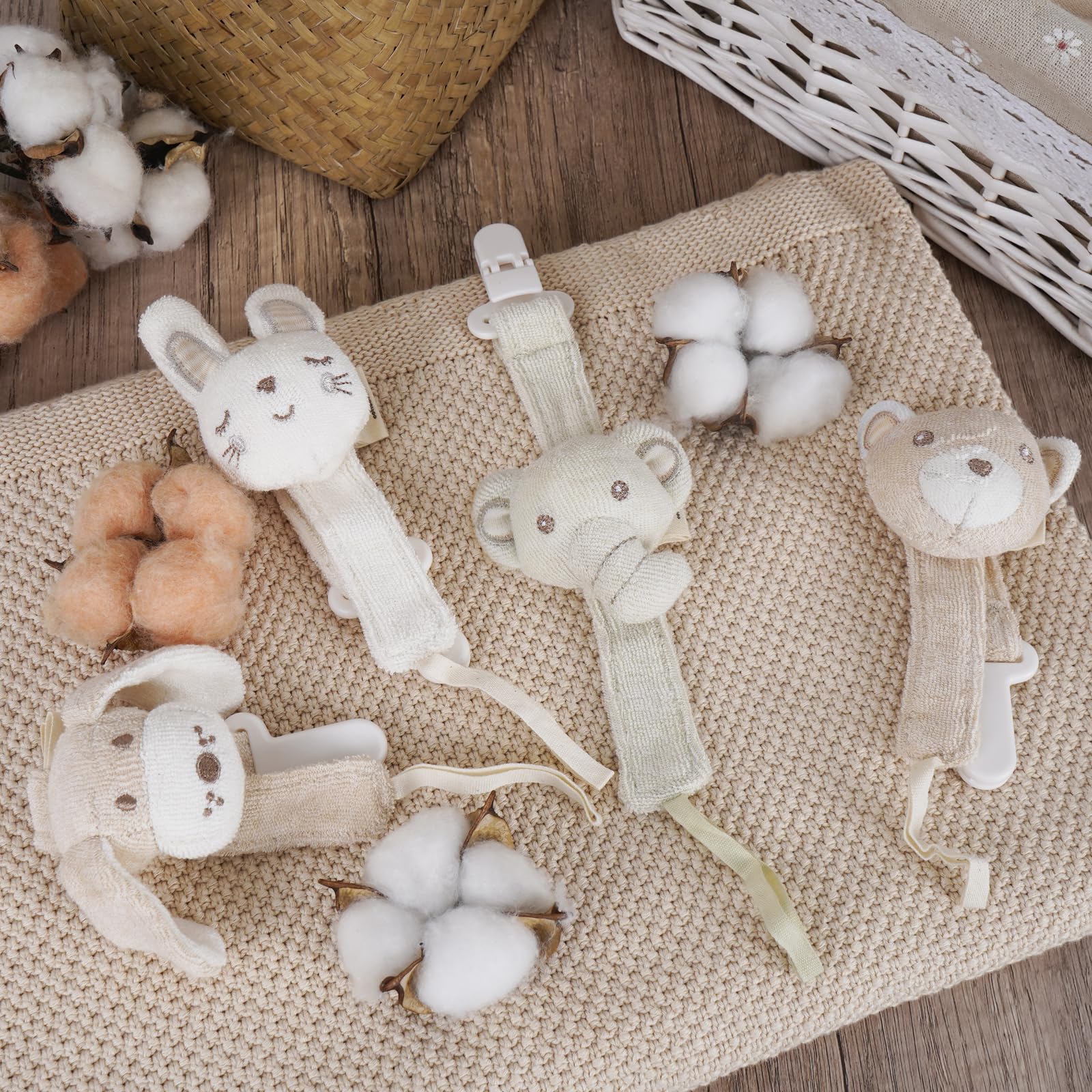 COTTONBEBE pacifier clip can be used on strollers during outings
