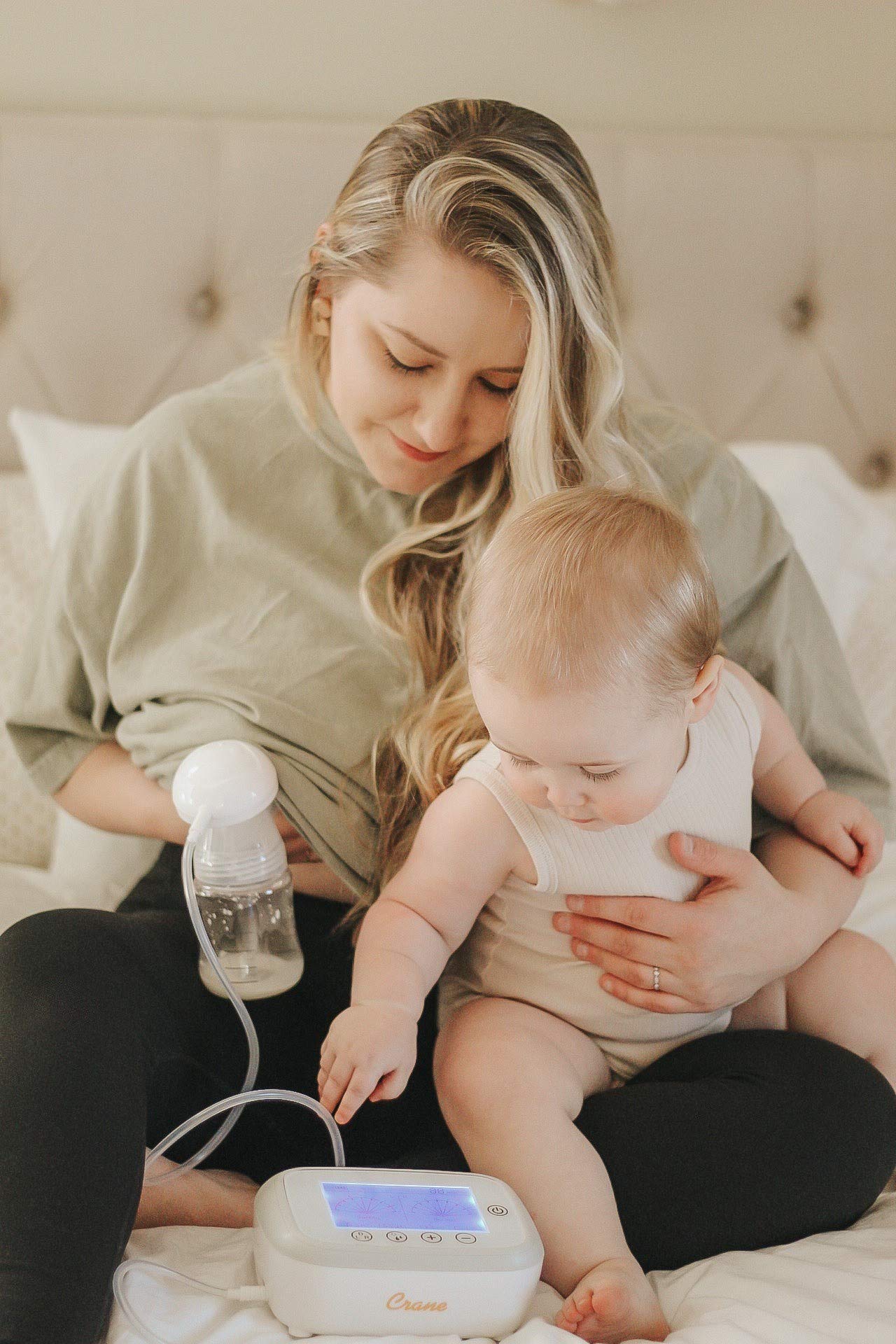 Crane Deluxe rechargeable battery enables travel-friendly pumping anywhere.
