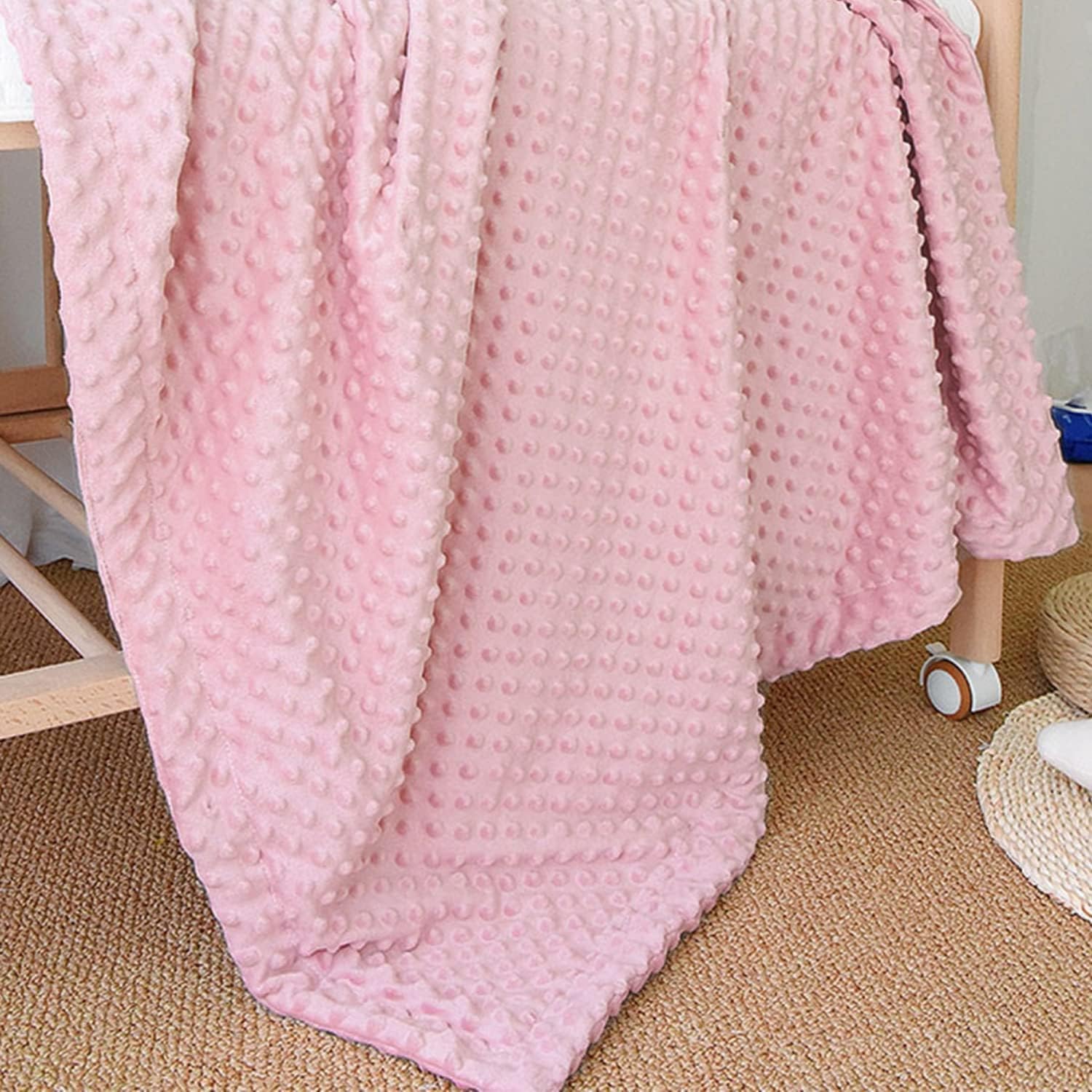 CREVENT plush blankets keep baby warm during car seat trips.