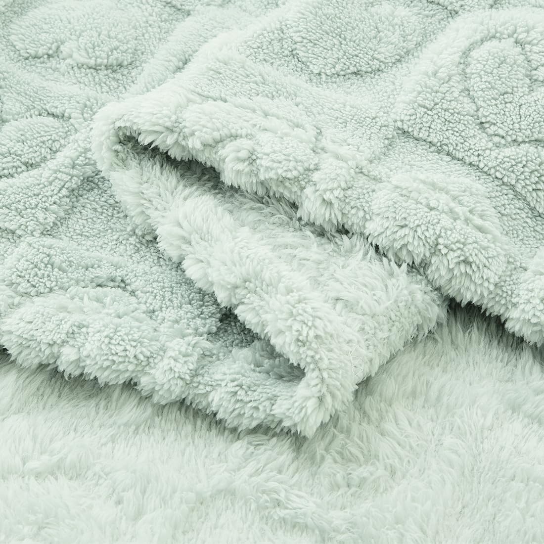 CREVENT machine-washable blanket keeps colors bright after washing.