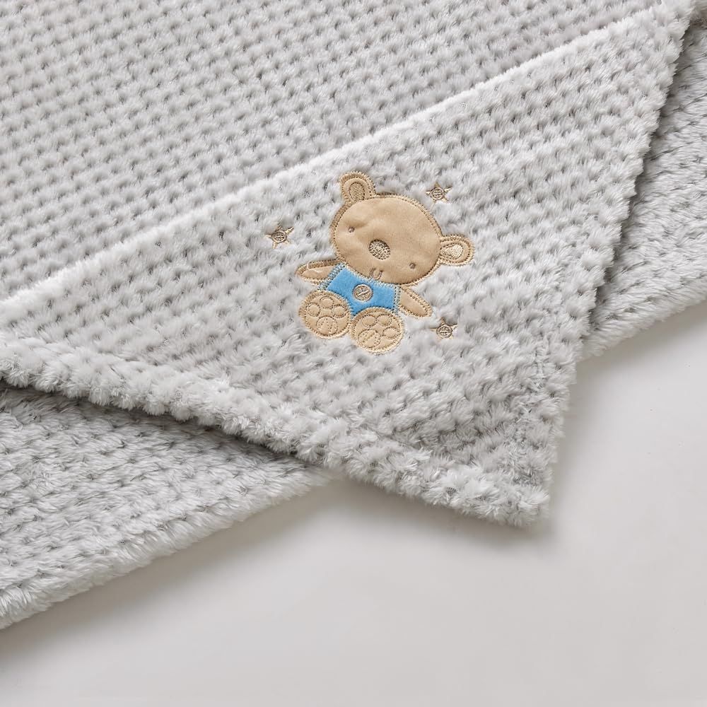 CREVENT baby blanket swaddling use demonstrates snug wrap for infants.