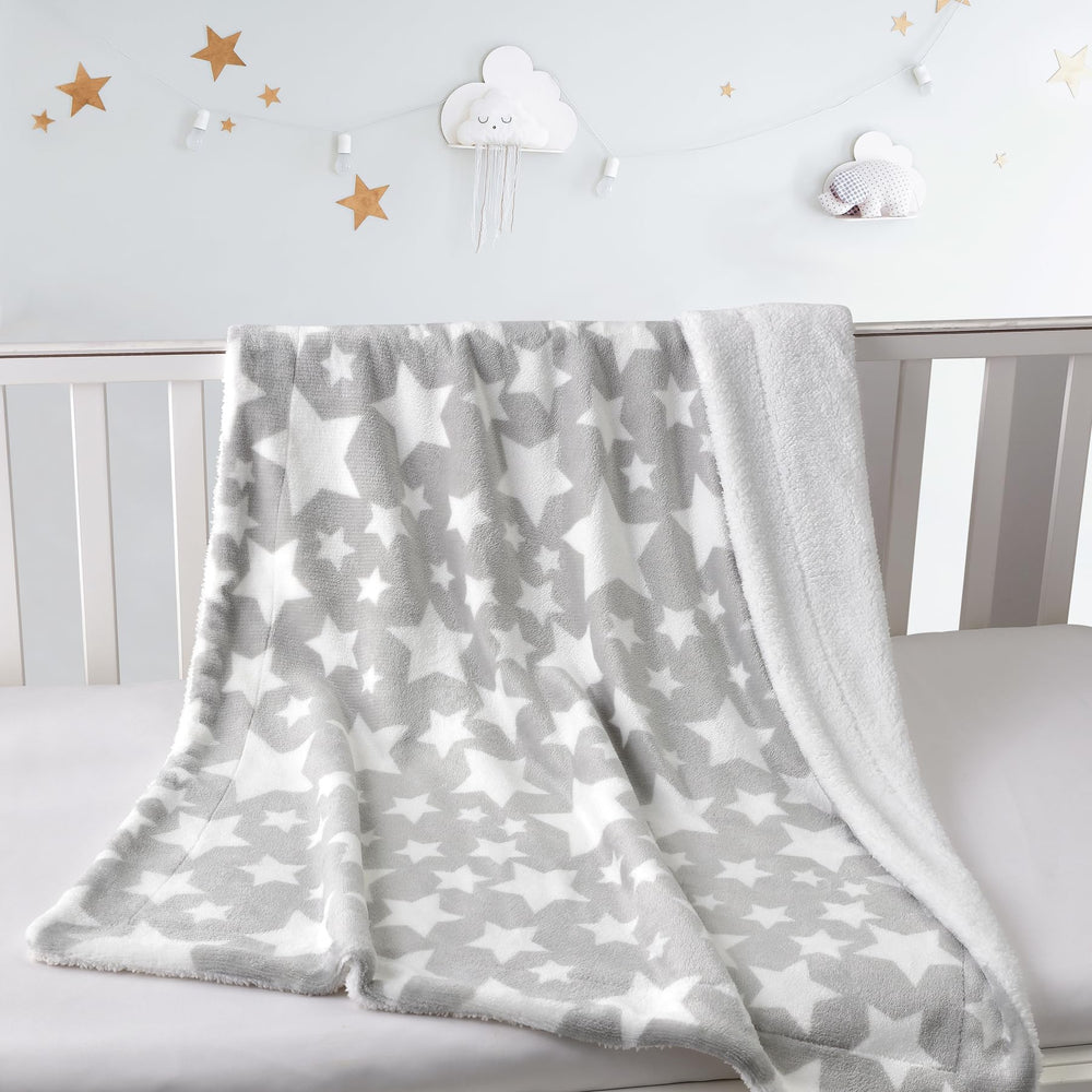 CREVENT Star Grey blanket on crib, soft fabric ideal for daytime naps.