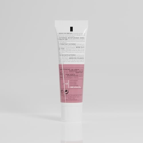 Hands applying Cumlaude CLX gel to delicate skin for irritation relief