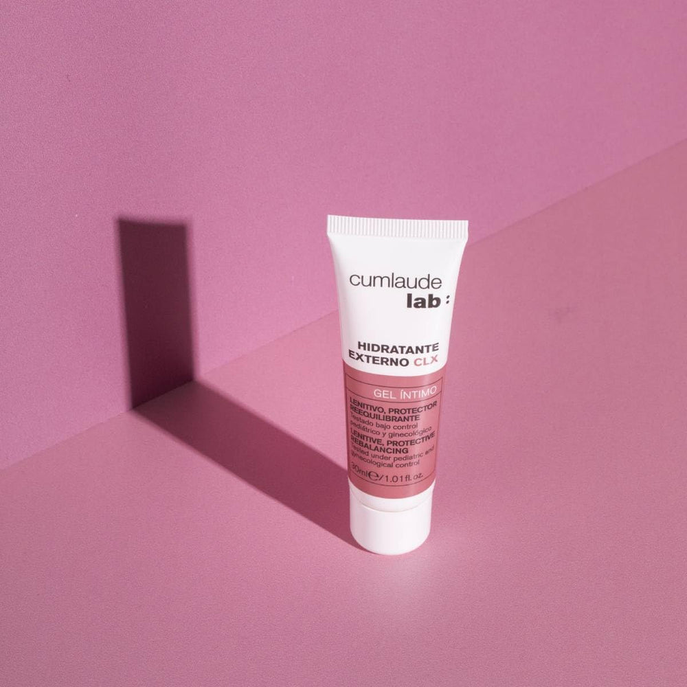 Close view showing about 3 cm application dosage on the skin