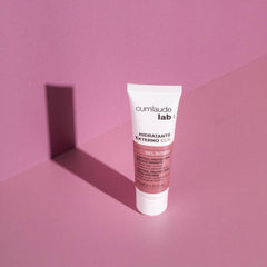 Close view showing about 3 cm application dosage on the skin