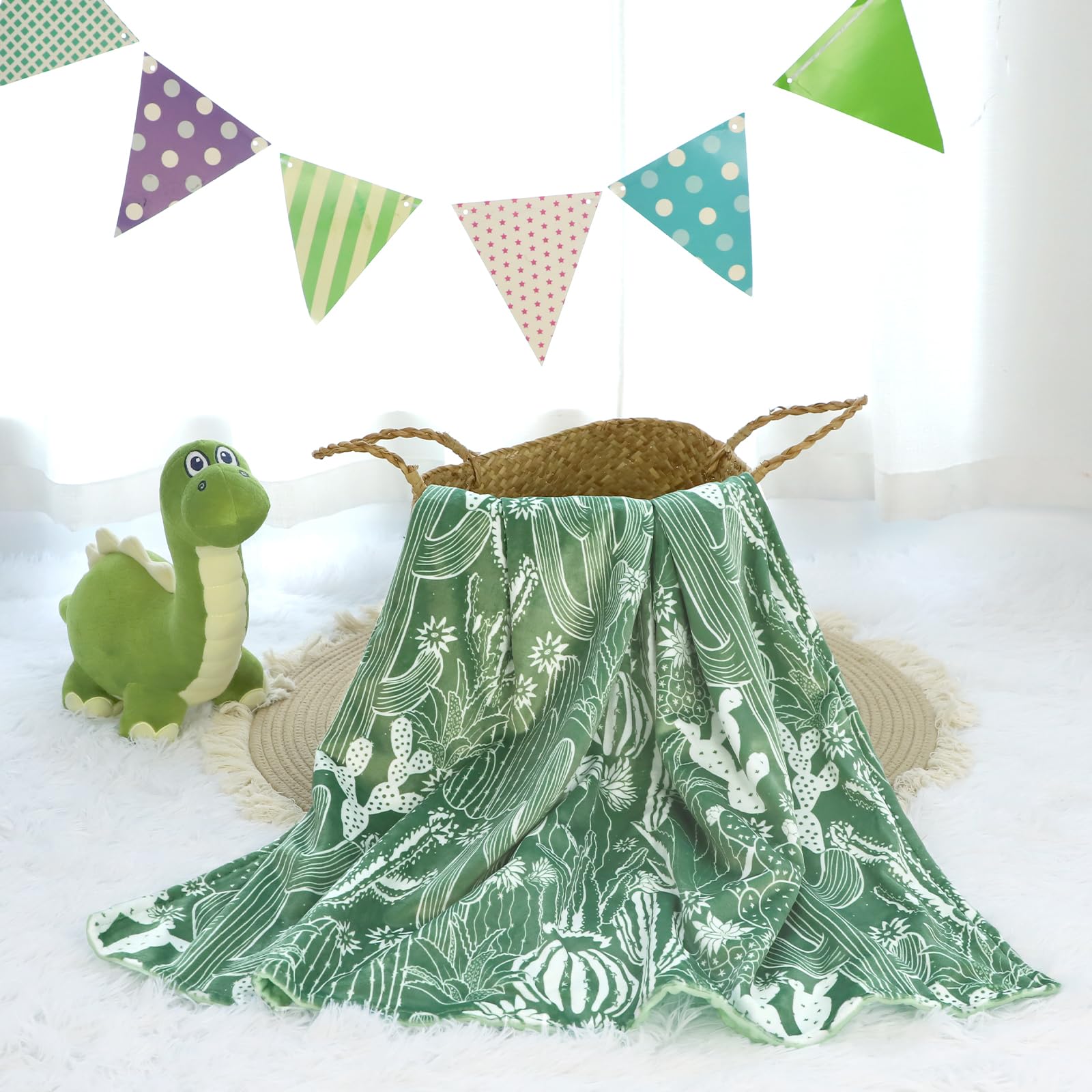 DAYEEBALL machine-washable blanket keeps fabric soft and clean after washes.