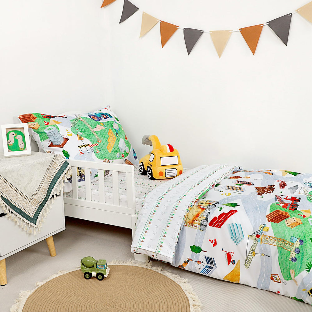 DAYEEBALL pillowcase image highlights gentle, skin-friendly material for toddlers.