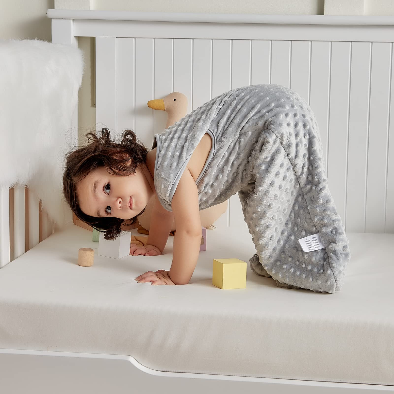 DaysU two-way zipper enables safe diaper changes and quick access