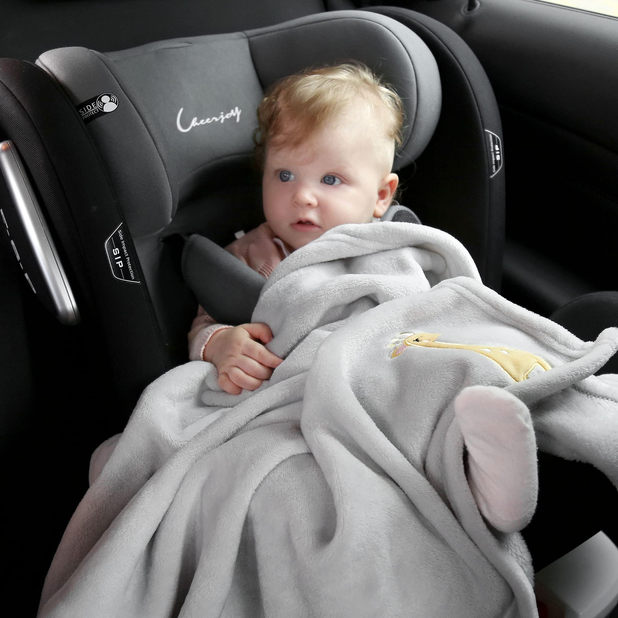 DaysU cozy throw on sofa creates a warm, kid-friendly space.