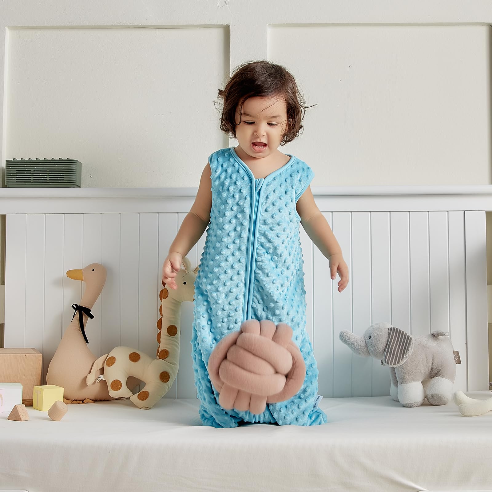 DaysU sleep sack features a 2-way zipper, easing dressing and diaper changes.