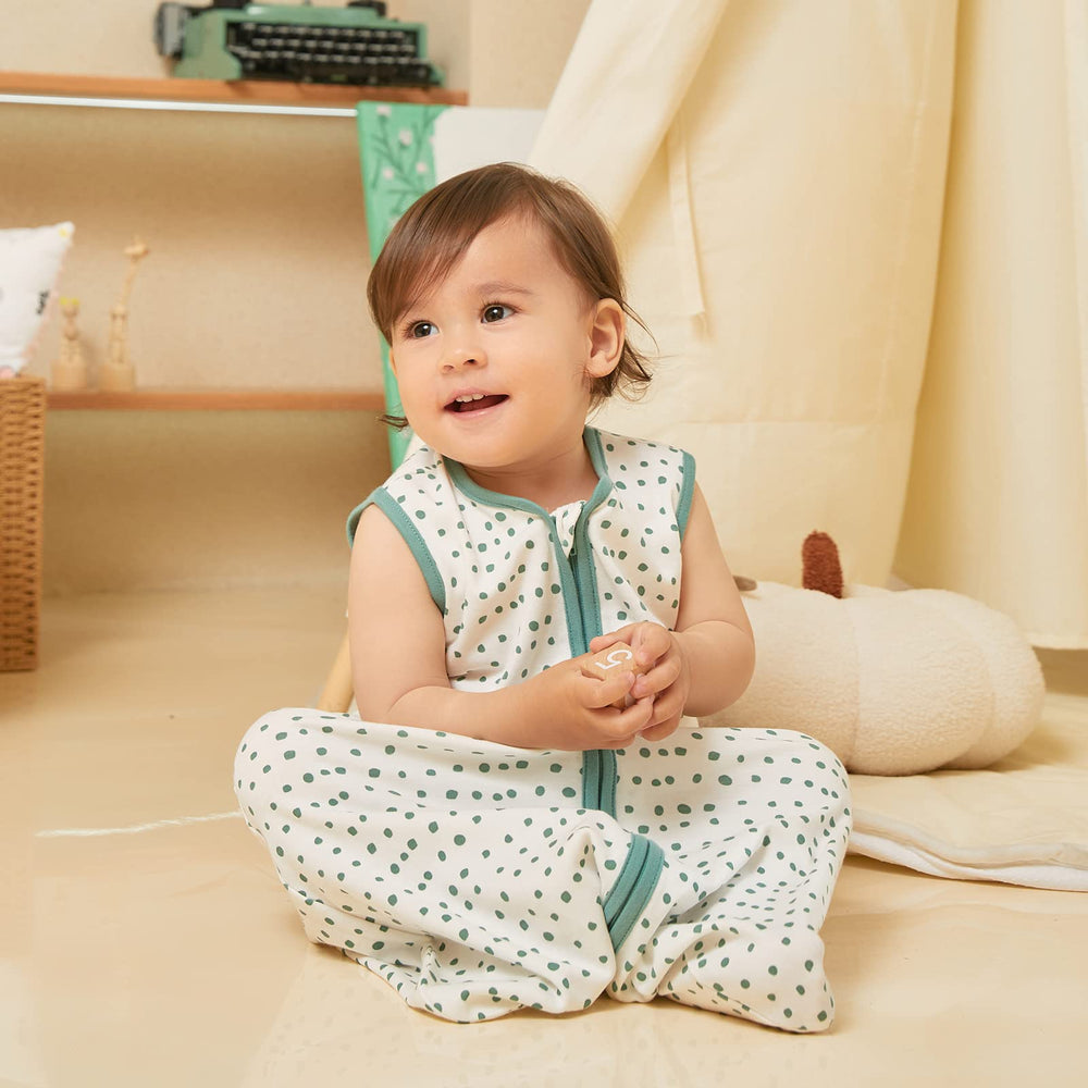 DaysU sleeveless wearable blanket allows arm freedom while keeping baby warm.