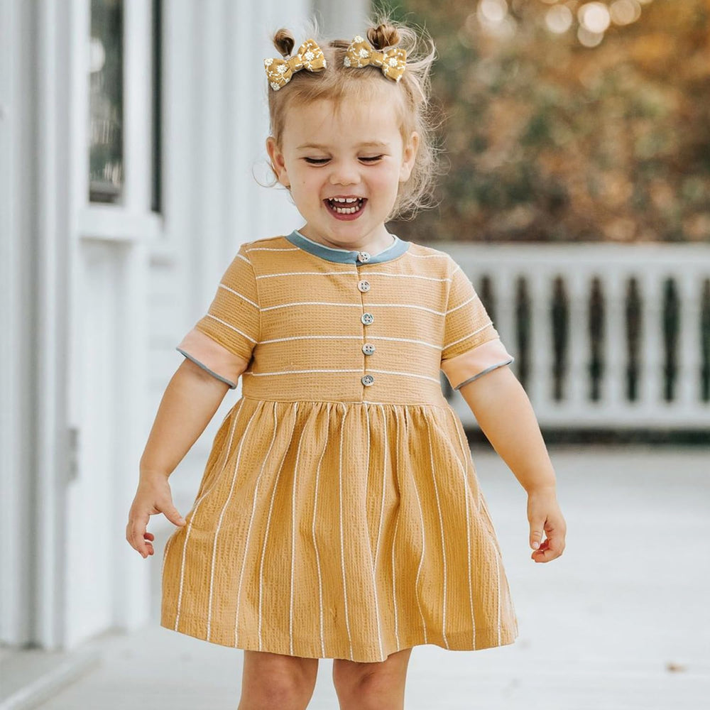 DED 2-inch bow fits neatly on baby bangs without covering eyes