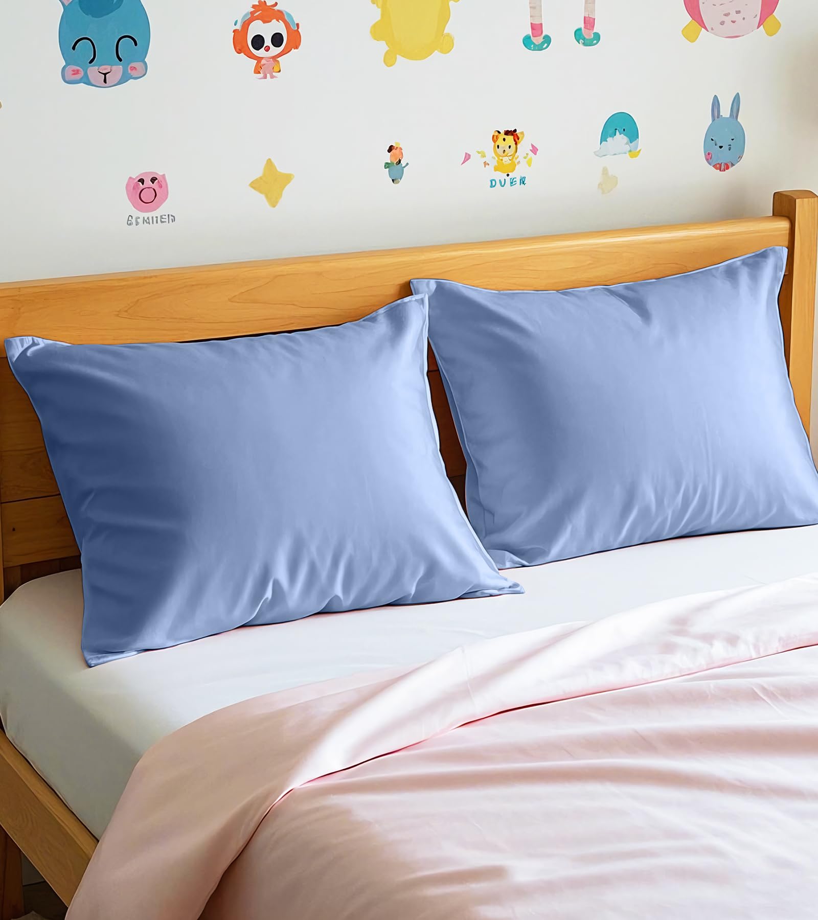 Deep Dream envelope-closure pillowcase provides secure pillow storage during naps