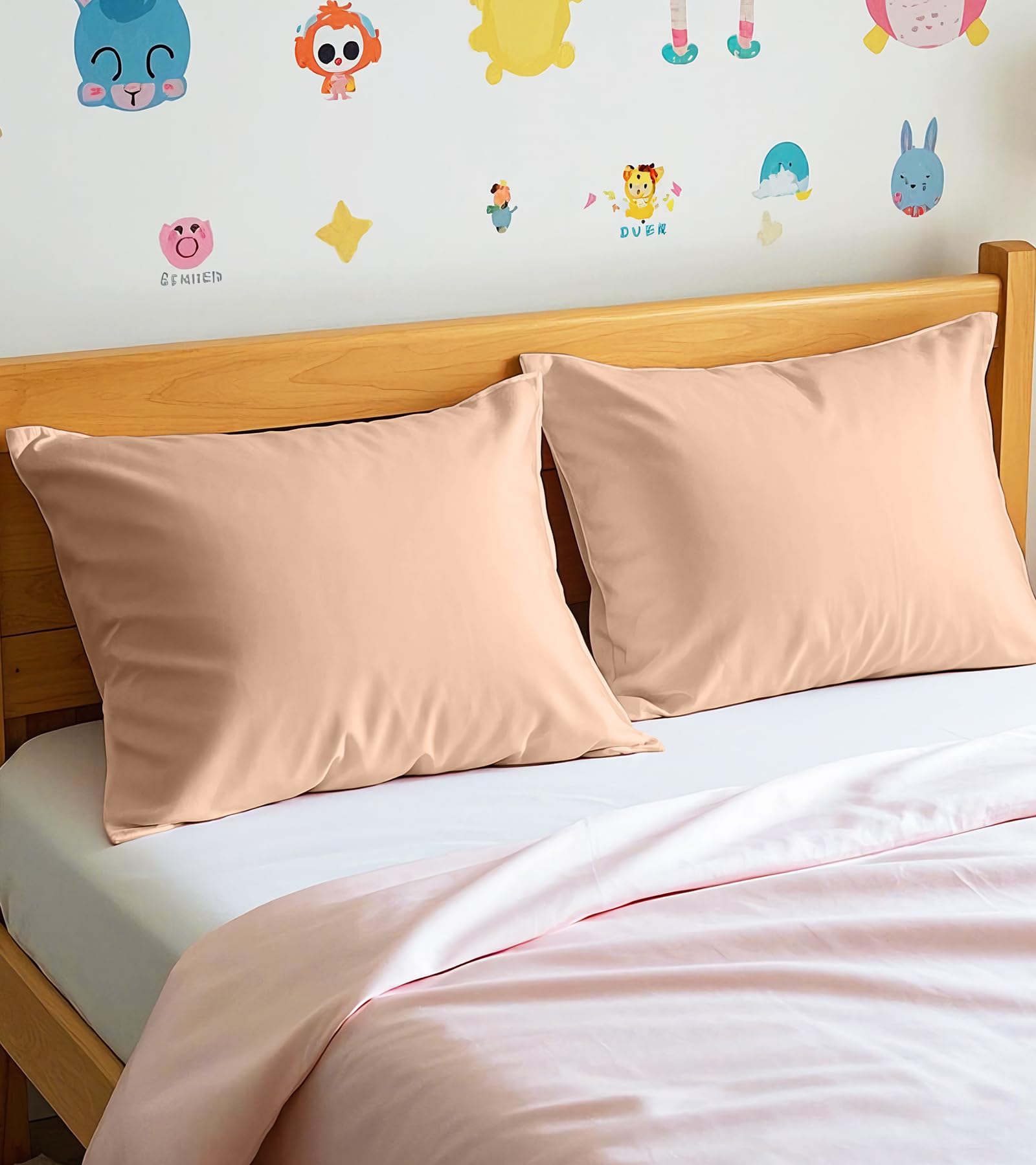 Deep Dream 600-thread-count cotton pillowcase, ultra-soft and durable for long-lasting comfort.
