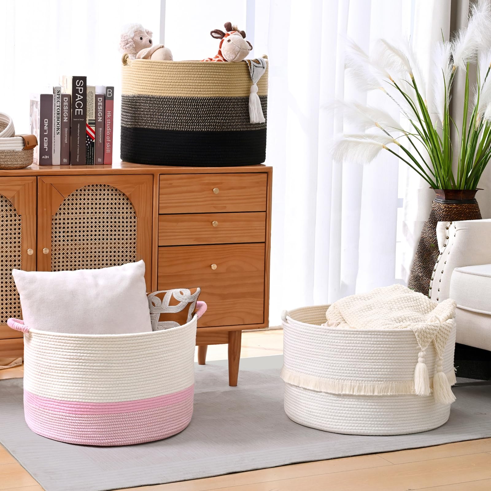 Degeyoyo 67L blanket basket folds flat for simple storage when not in use.