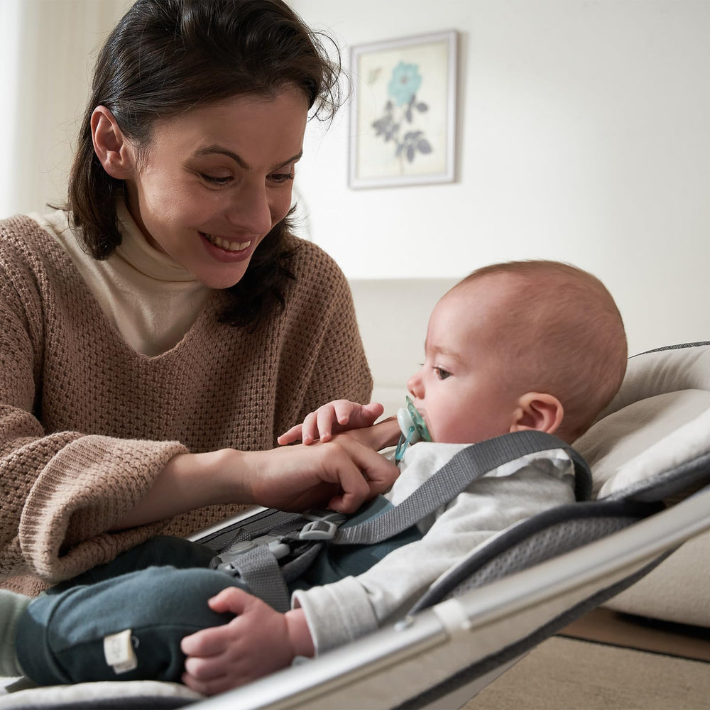 Derson indoor-use swing powered by adapter or batteries for flexible setup