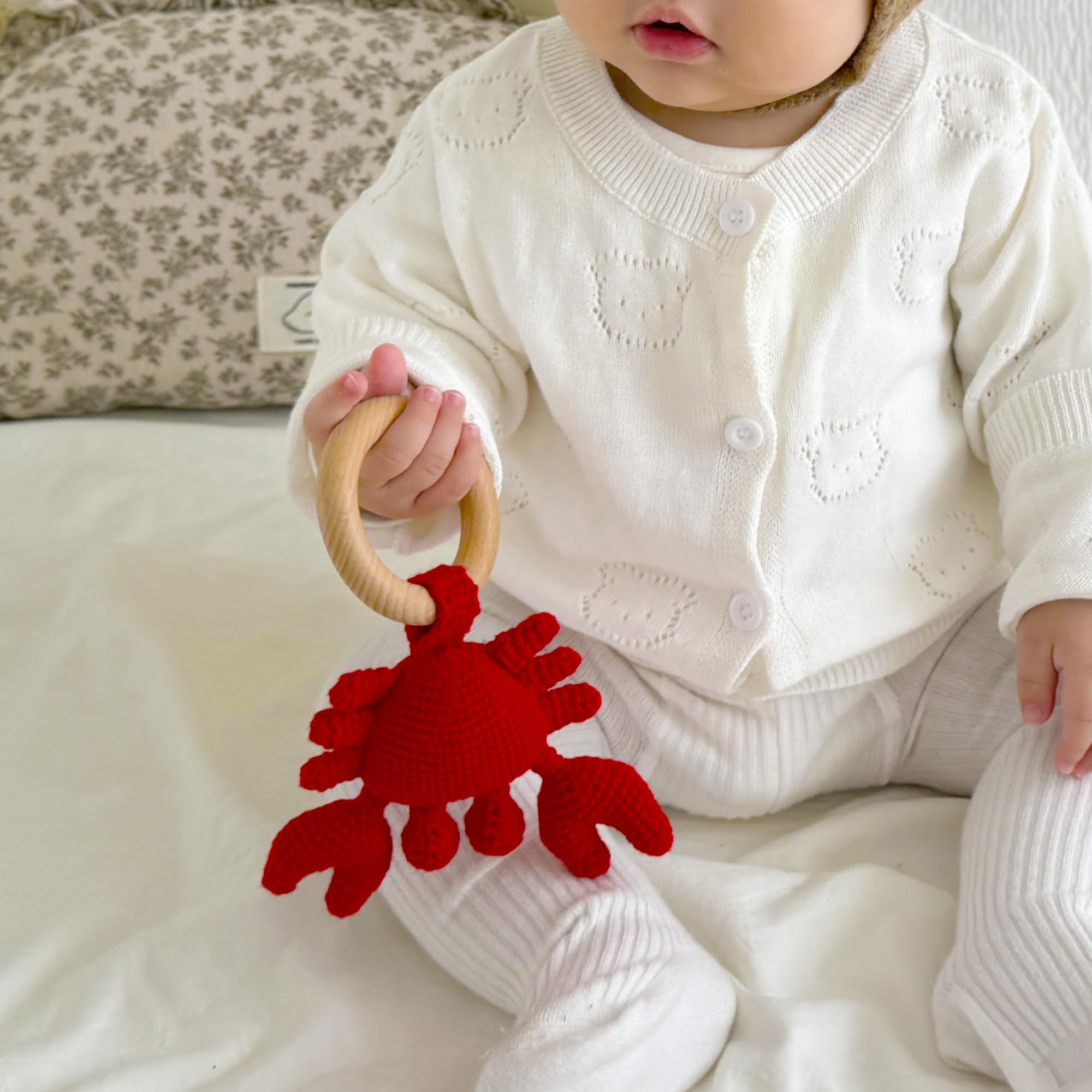 DICHA eco-friendly rattle made from cotton and beech for safe play.