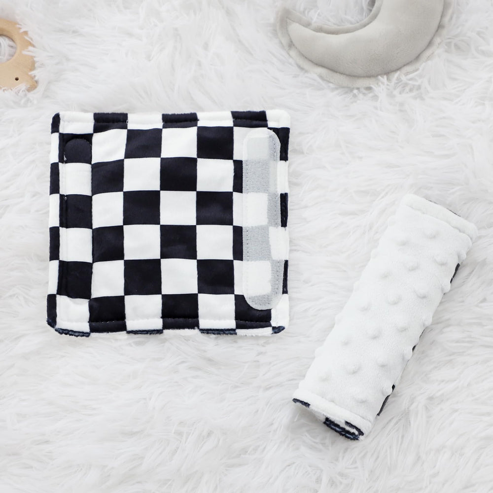 DILIMI reversible design offers two looks in one cover.